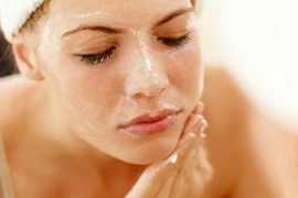 Sai lầm khi tẩy tế bào chết vào mùa đông khiến da "xuống cấp không phanh"