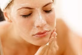 Sai lầm khi tẩy tế bào chết vào mùa đông khiến da "xuống cấp không phanh"