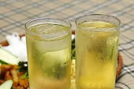 Ai nên hạn chế uống trà đá?