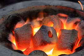 Đốt than củi sưởi ấm trong phòng, 2 người ở Thanh Hóa suýt mất mạng