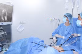 Thiếu nữ 16 tuổi có... tinh hoàn trong buồng trứng