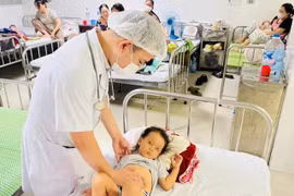 Bé gái 4 tuổi bị nhiễm toan ceton đái tháo đường mức độ nặng 