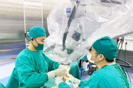 Nối thành công bàn tay đứt rời cho người phụ nữ 54 tuổi