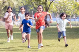 Cách phòng tránh sốc nhiệt khi trẻ chơi thể thao ngoài trời, phụ huynh cần biết