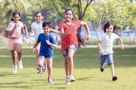 Cách phòng tránh sốc nhiệt khi trẻ chơi thể thao ngoài trời, phụ huynh cần biết