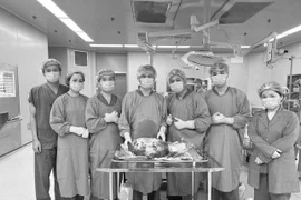 Bụng to bất thường, đi khám phát hiện khối u buồng trứng nặng 15kg