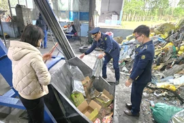 Thu giữ, tiêu hủy hơn 300kg thực phẩm không rõ nguồn gốc tại Thái Nguyên