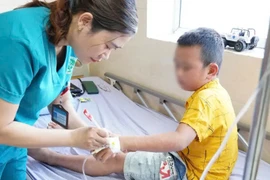 Đột nhiên xuất hiện ban sẩn đỏ toàn thân, đi khám mắc nhiễm khuẩn đường ruột