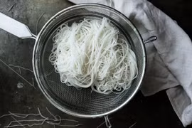 Mẹo bảo quản bún qua đêm không bị chua