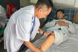 Đang làm ruộng, người đàn ông bị lưỡi bừa cắt xuyên chân