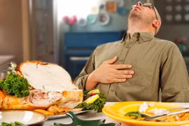 Cách làm dịu dạ dày sau khi ăn quá no