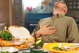 Cách làm dịu dạ dày sau khi ăn quá no