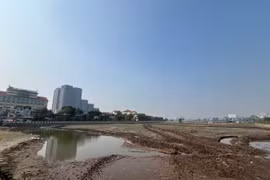 Loạt ao, đầm ven hồ Tây rút nước cạn trơ đáy, mặt đất nứt toác