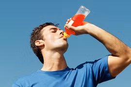 Tác hại tiềm ẩn của việc tiêu thụ nước tăng lực quá nhiều