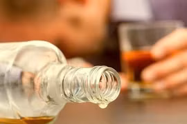 Nạp nửa lít rượu mỗi ngày trong 20 năm, "thần cồn" bị xơ gan