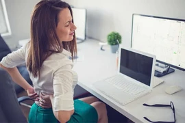 7 thói quen "âm thầm" gây hại cột sống, bất ngờ số 3