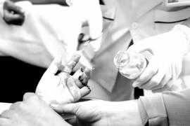 Dùng dao bổ mít, bé trai 6 tuổi... đứt lìa 3 ngón tay