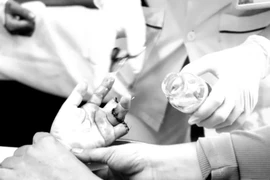 Dùng dao bổ mít, bé trai 6 tuổi... đứt lìa 3 ngón tay