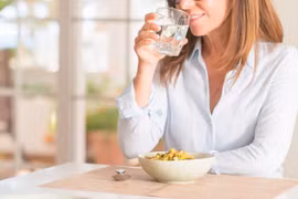 Có nên uống nước ngay sau bữa ăn?