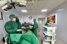 Tự dùng thuốc nam điều trị sỏi, người đàn ông khiến thận to bằng quả bưởi