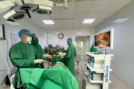 Tự dùng thuốc nam điều trị sỏi, người đàn ông khiến thận to bằng quả bưởi