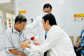 Đang hát karaoke, người đàn ông 58 tuổi đột ngột nói khó, tê yếu nửa người