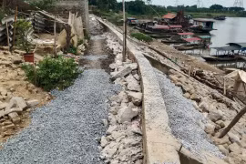 Sóc Sơn, Hà Nội: Kè đê hỏng, dân “tố” đơn vị thi công dùng đất thải?