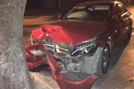 Mercedes C-Class tiền tỷ "hôn cây, nát đầu" tại Sài Gòn