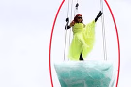 Video: Thú vị những người phụ nữ nhảy múa trên tảng băng treo lơ lửng giữa trời