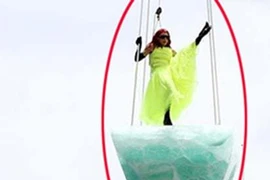 Video: Thú vị những người phụ nữ nhảy múa trên tảng băng treo lơ lửng giữa trời