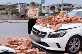 Sau va chạm với xe xích lô, nữ tài xế có hành động đáng nể