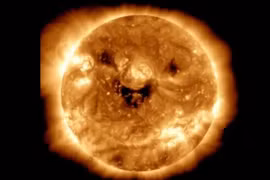 Hình ảnh Mặt trời nở 'nụ cười ma quái'