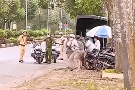Hài hước màn phạt nhóm học sinh vi phạm luật giao thông
