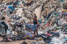 Video: Ám ảnh “nghĩa địa quần áo khổng lồ” giữa sa mạc