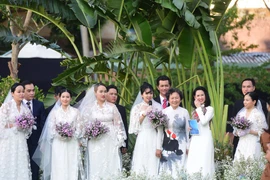 Video: Đám cưới đặc biệt của 20 cặp y, bác sĩ