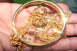 Video: Tạm giữ “nữ quái” chuyên mang vàng giả đi bán ở Hà Nội