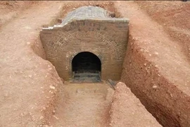 Video: Chuyên gia tái mặt thấy quan tài lơ lửng bay trong mộ cổ