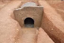 Video: Chuyên gia tái mặt thấy quan tài lơ lửng bay trong mộ cổ