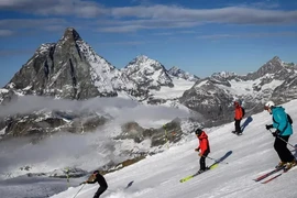 Video: Băng trên dãy Alps tan nhanh làm thay đổi cả đường biên giới