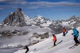 Video: Băng trên dãy Alps tan nhanh làm thay đổi cả đường biên giới