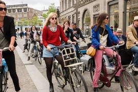 Video: Chính phủ thưởng tiền, giảm thuế cho người đi làm bằng xe đạp