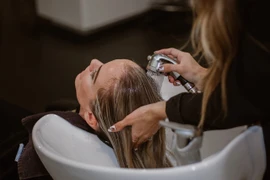 Video: Thợ cắt tóc ở Ý sẽ bị phạt tiền nếu gội đầu 2 lần cho khách