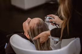 Video: Thợ cắt tóc ở Ý sẽ bị phạt tiền nếu gội đầu 2 lần cho khách