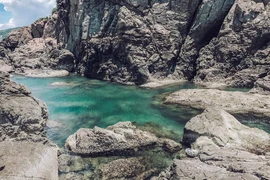 Video: Chiêm ngưỡng những hồ bơi tự nhiên giữa biển chất nhất Việt Nam