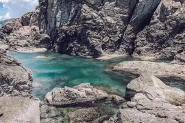 Video: Chiêm ngưỡng những hồ bơi tự nhiên giữa biển chất nhất Việt Nam