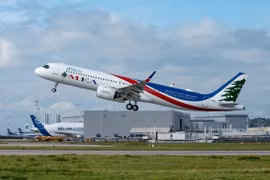 Nổ súng chỉ thiên ăn mừng, một máy bay chở khách trúng đạn lạc