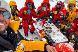 Leo lên đỉnh núi cao nhất thế giới chỉ để uống trà với bạn bè