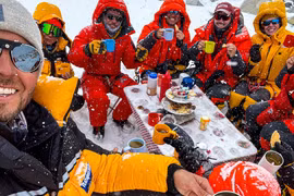 Leo lên đỉnh núi cao nhất thế giới chỉ để uống trà với bạn bè