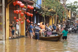 Video: Hội An chìm trong biển nước do mưa lớn, du khách di chuyển bằng ghe thuyền
