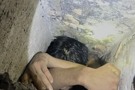Tên trộm bị mắc kẹt trong lối thoát hơi phải nhờ công an giải cứu